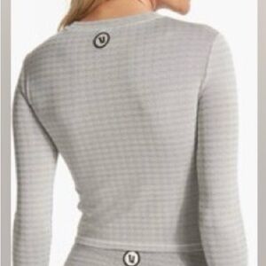 NWOT Vuori Textured Chilled Out Crop Long Sleeve Top SMALL